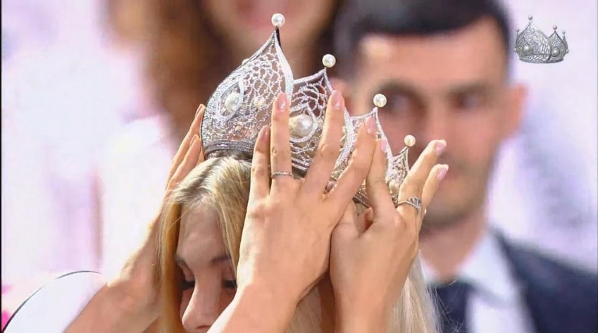 korunu pro vítěze Miss Russia 2017