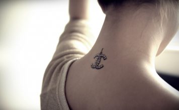 Kis tetoválások a lányok fényképeinek karjain és lábain