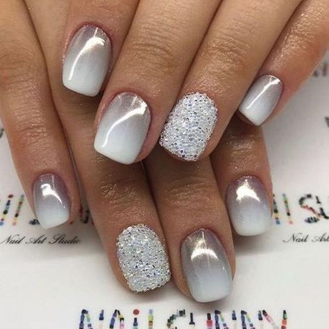 Pearl play on nails