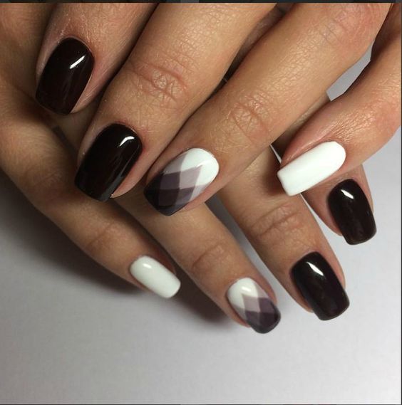 Geometric pattern on the nails