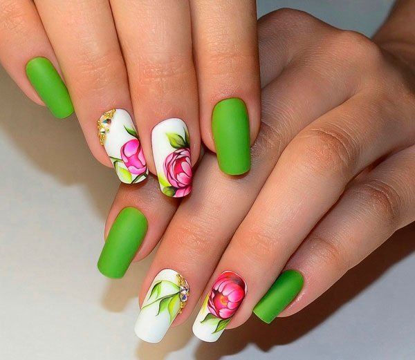Bright flowers on the nails