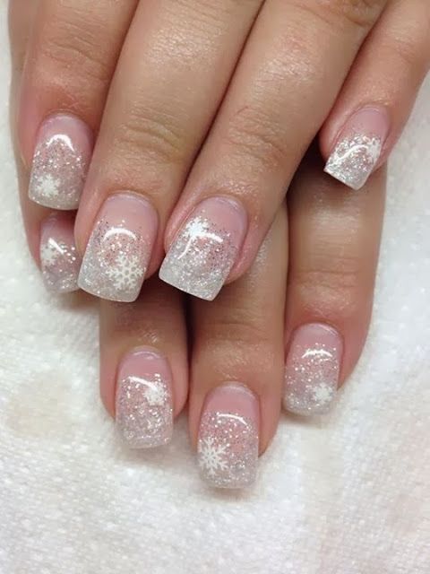 Delicate snowflakes on the nails