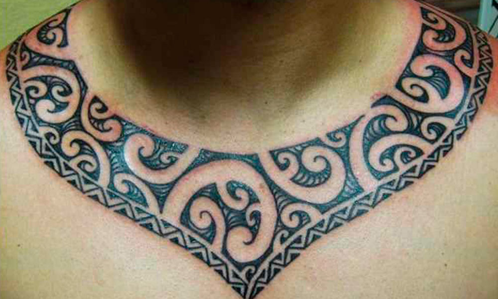 tatuaj în jurul gâtului