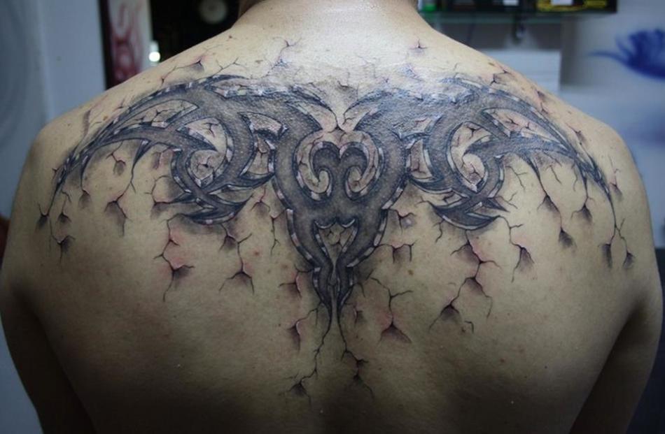 tatuaj pe spatele unui bărbat