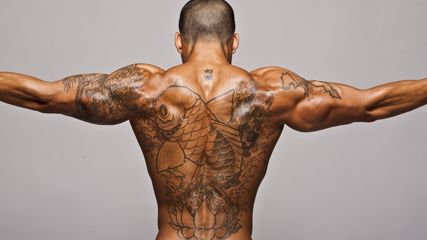 tatuaj pe spate