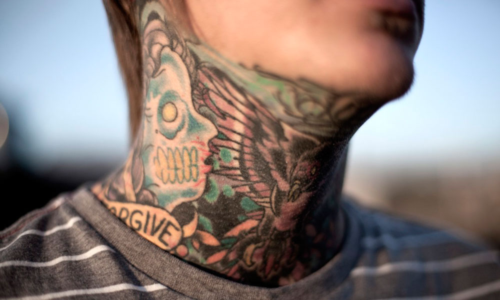 tatuaj pe gât