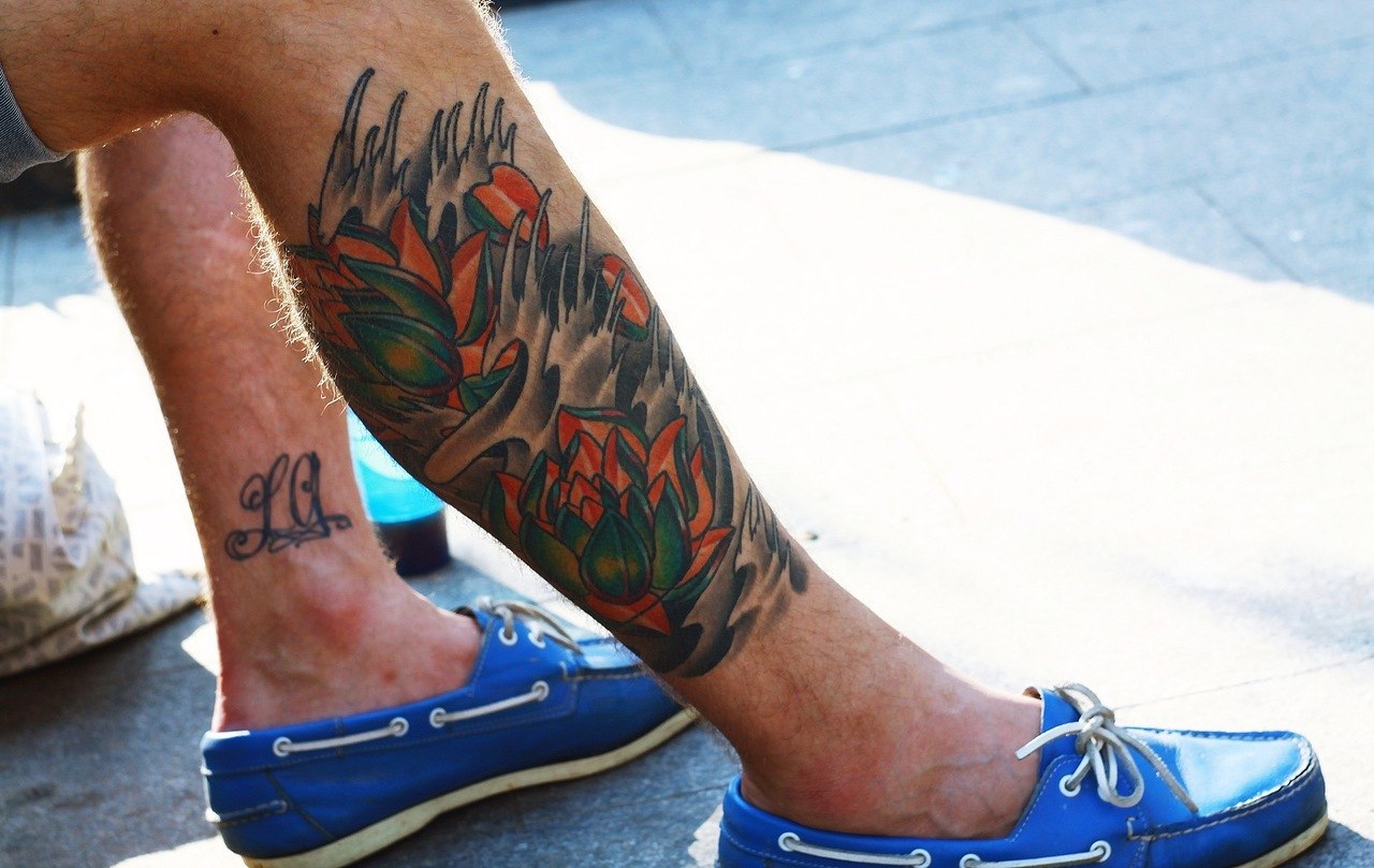 tatuaj colorat pe piciorul unui bărbat
