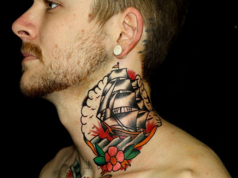 tatuaj colorat pe gât