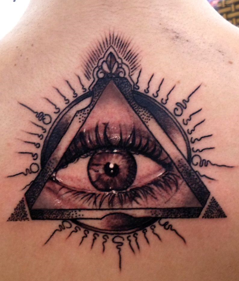 Mindent látó szem tetoválás jelentése
